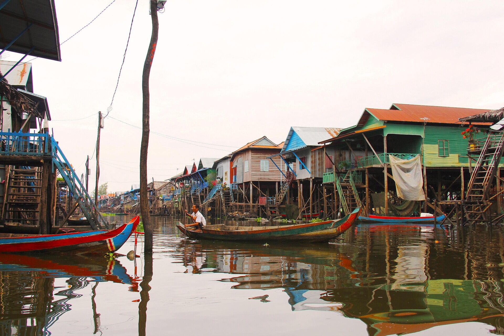 Discover unique life on the floating villages of Tonle Sap”