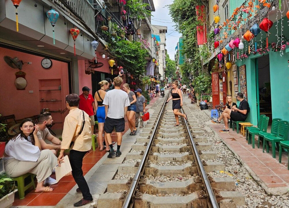 Train Street in Hanoi 8
